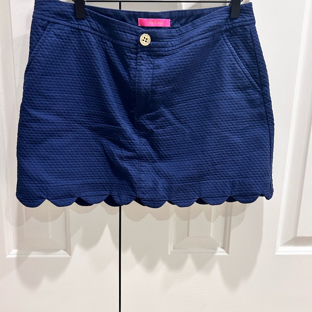 Excellent condition Lilly Pulitzer navy skort, scalloped edge - size 8